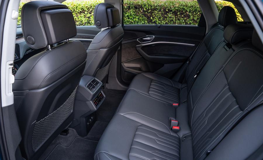 Интерьер Audi e-tron 55 Quattro 2019 года  (NA) (фото 21 из 40)